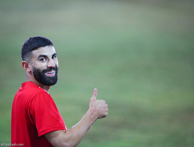 الرائد يبقي فوزير عاما إضافيا