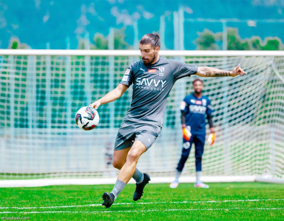 نيفيز ينعش معسكر الهلال