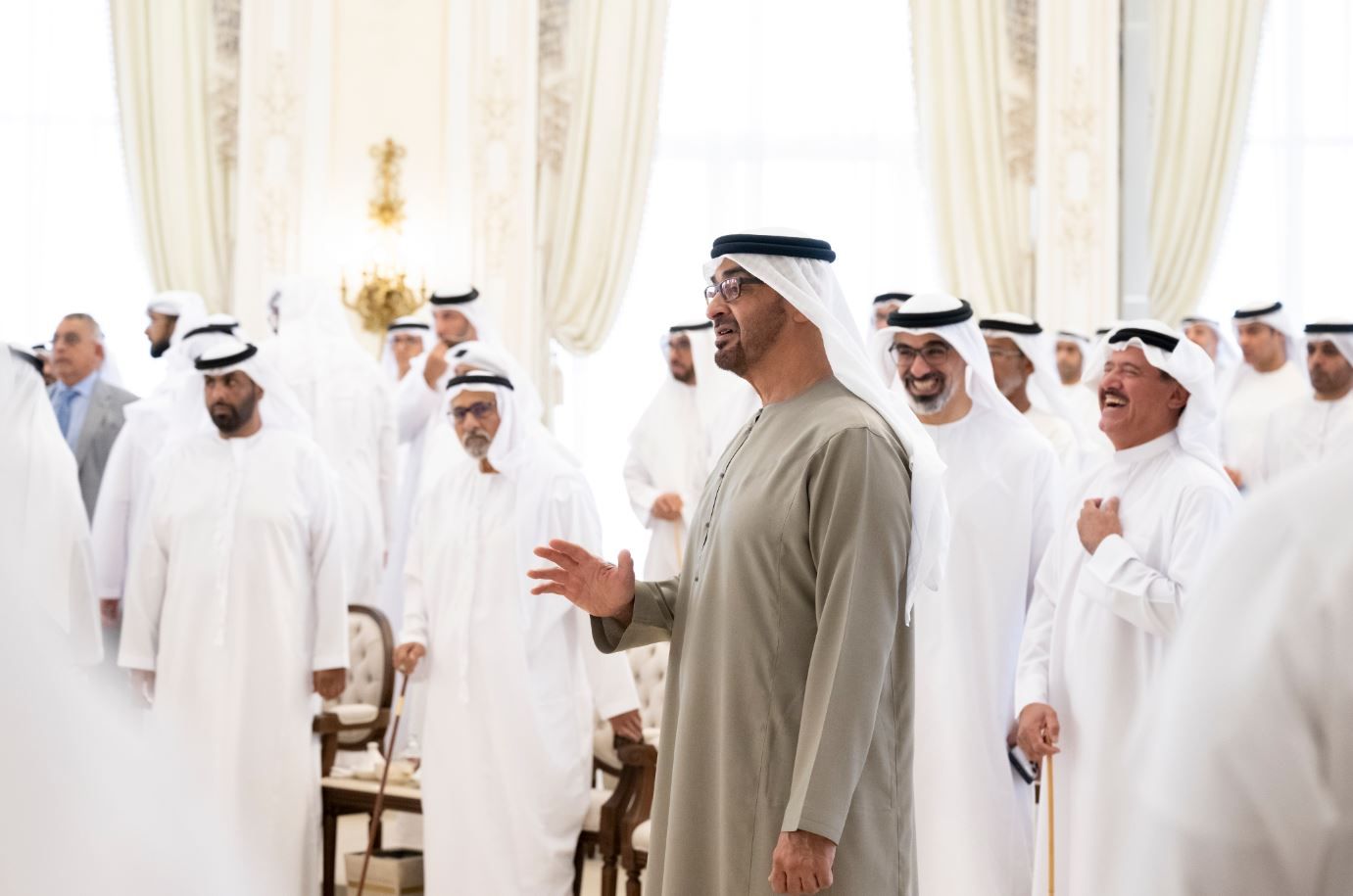 محمد بن زايد يستقبل ضيوف برزة قصر البحر