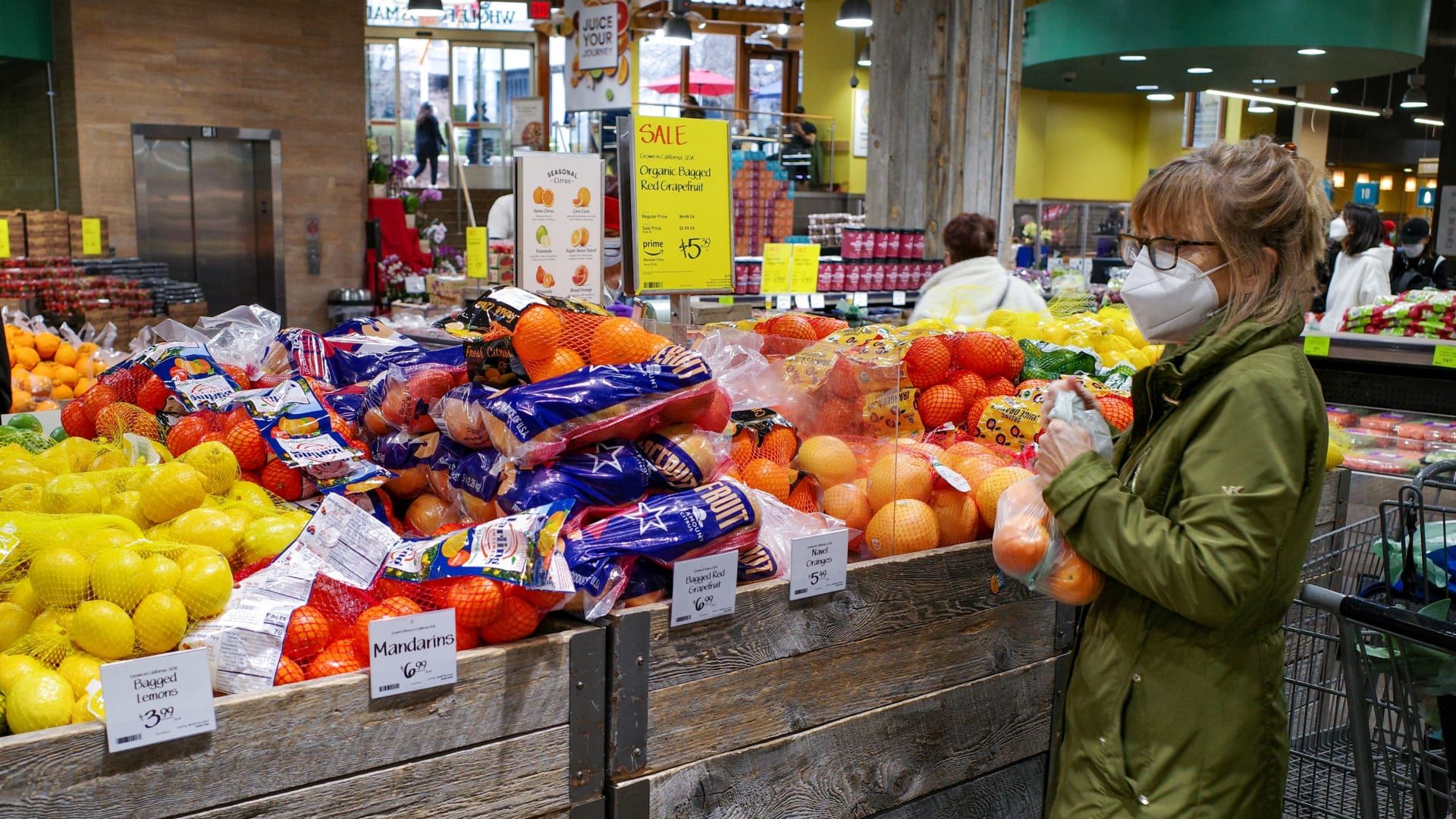 التضخم في أمريكا يتباطأ ويسجل أدنى منذ مارس 2021