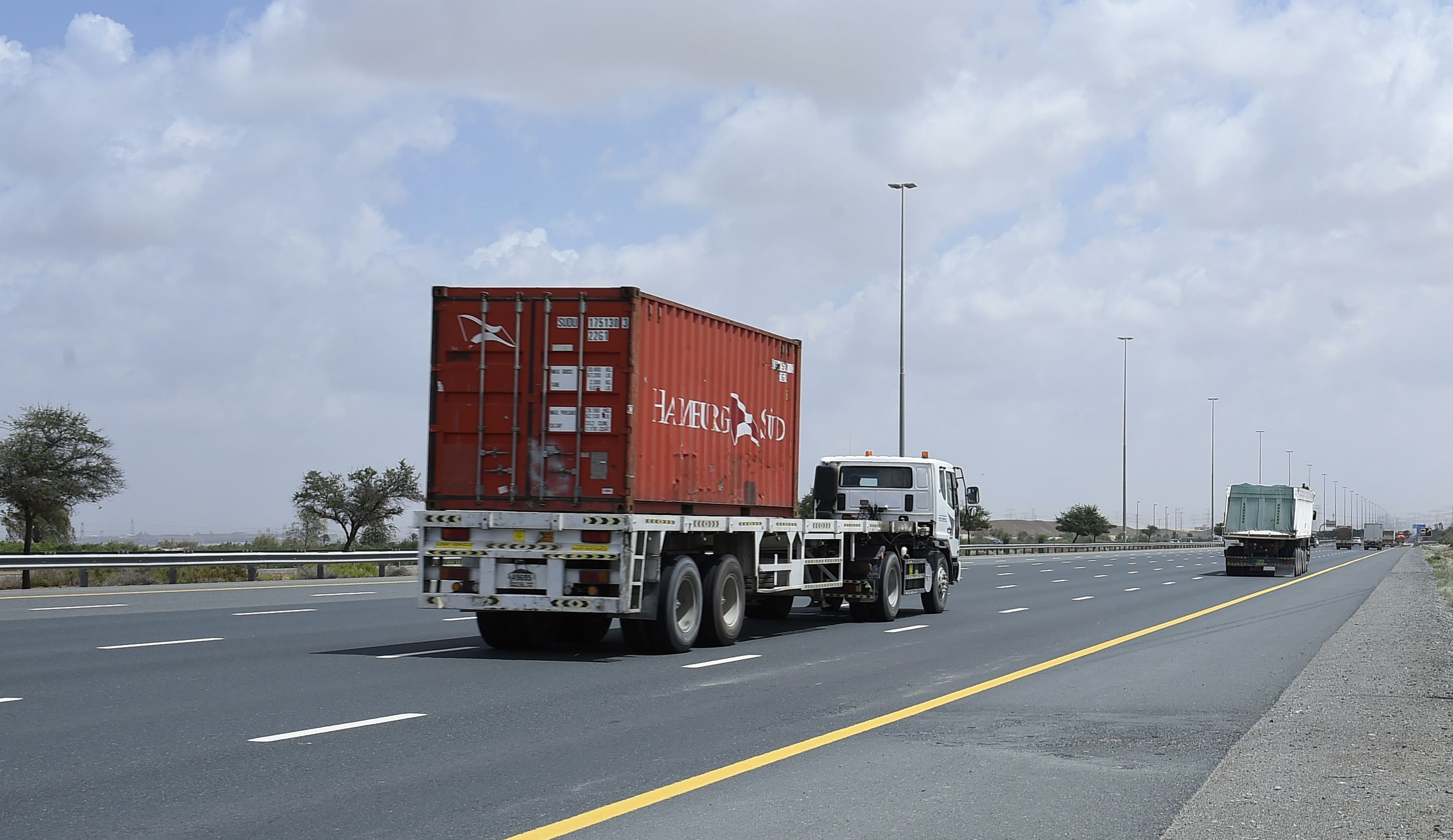 16 مليار درهم مساهمة قطاع أنشطة النقل التجارية في اقتصاد دبي عام 2022