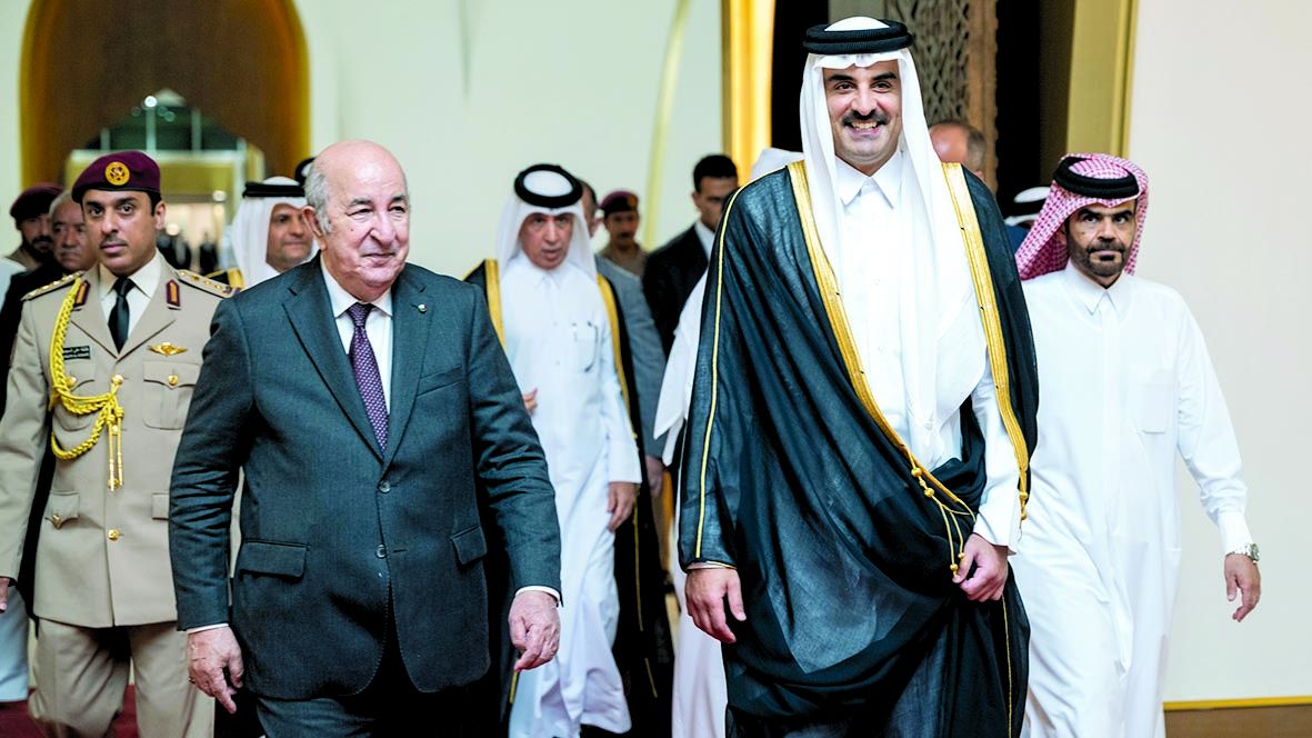 صاحب السمو يتقدم مستقبلي الرئيس الجزائري