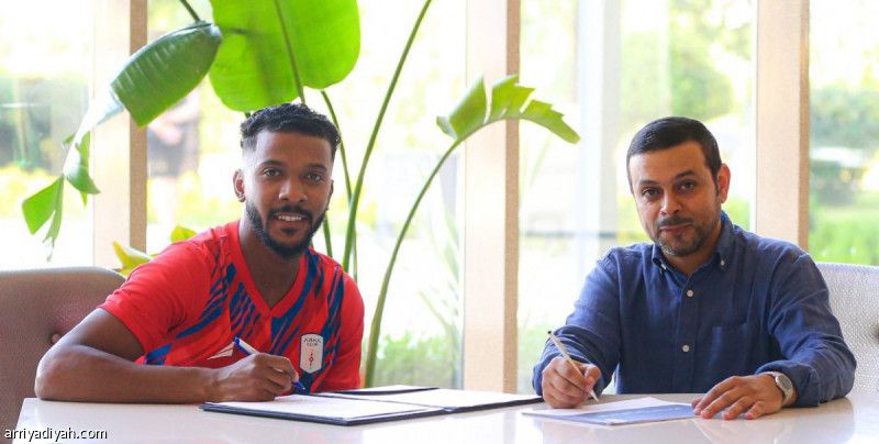 أبها يضم القميزي حتى 2025