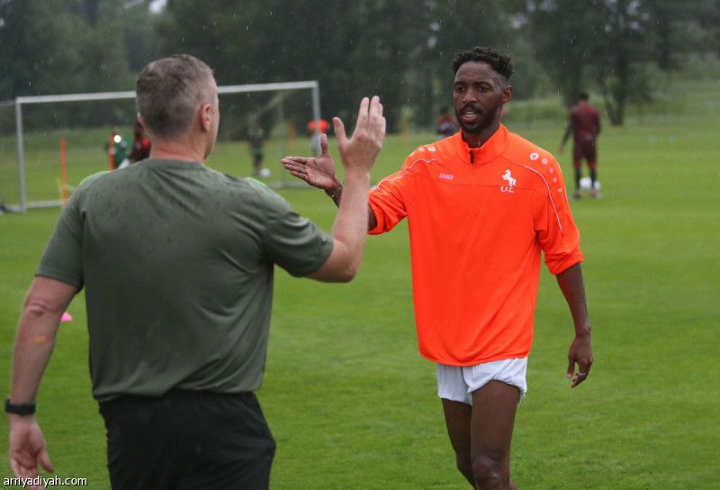 قدم 5 ملايين.. الاتحاد يريد هزازي.. والاتفاق يشترط