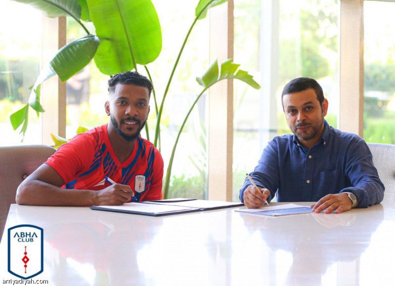 دون إعلان الصفقة.. أبها يستقبل القميزي