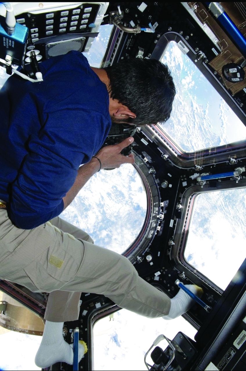 سلطان النيادي يستعرض كيفية التقاط صور للأرض من المحطة الدولية