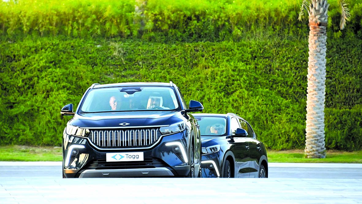 سمو الأمير يتلقى سيارتين صناعة تركية هدية من الرئيس أردوغان