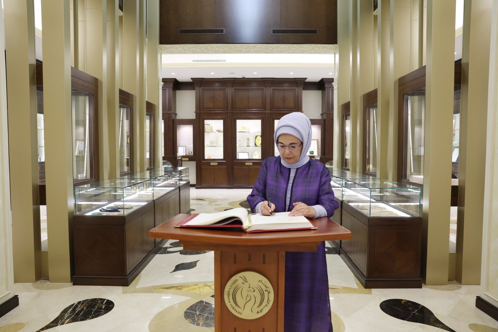 حرم الرئيس التركي تشيد بدعم "أم الإمارات" لمسيرة المرأة