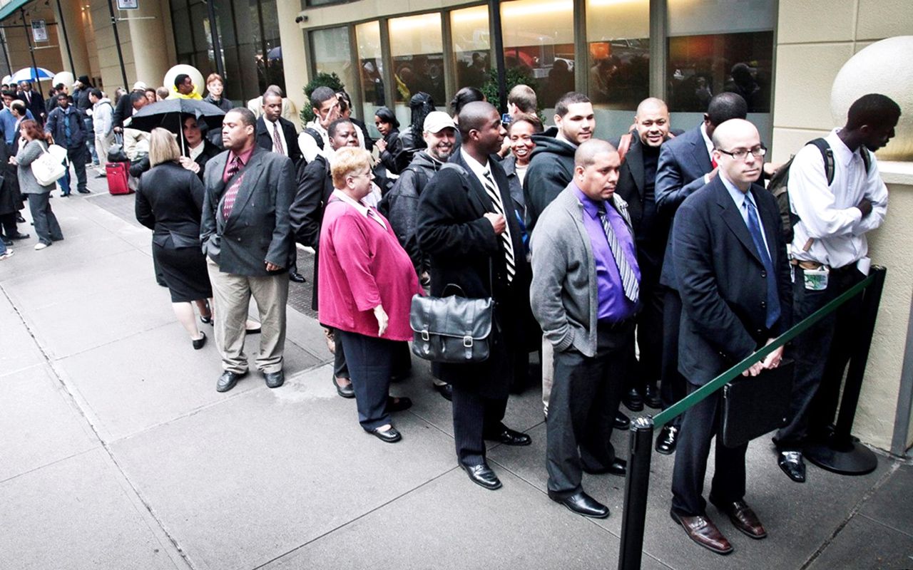 طلبات إعانة البطالة الأمريكية تهبط لأدنى مستوى في شهرين