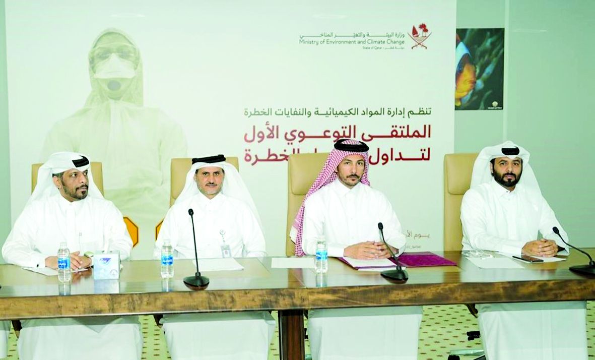 «البيئة» توّعي بطرق التعامل  مع النفايات الخطرة