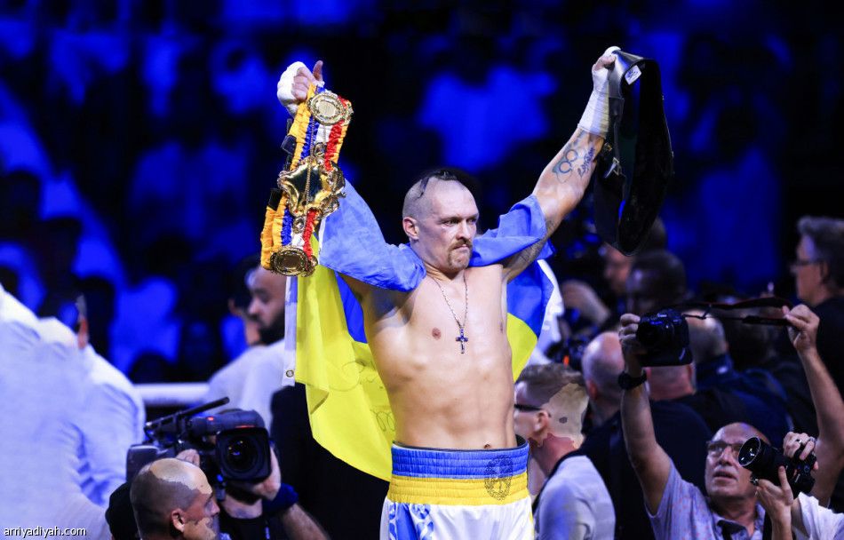 بطل الملاكمة يحترف كرة القدم