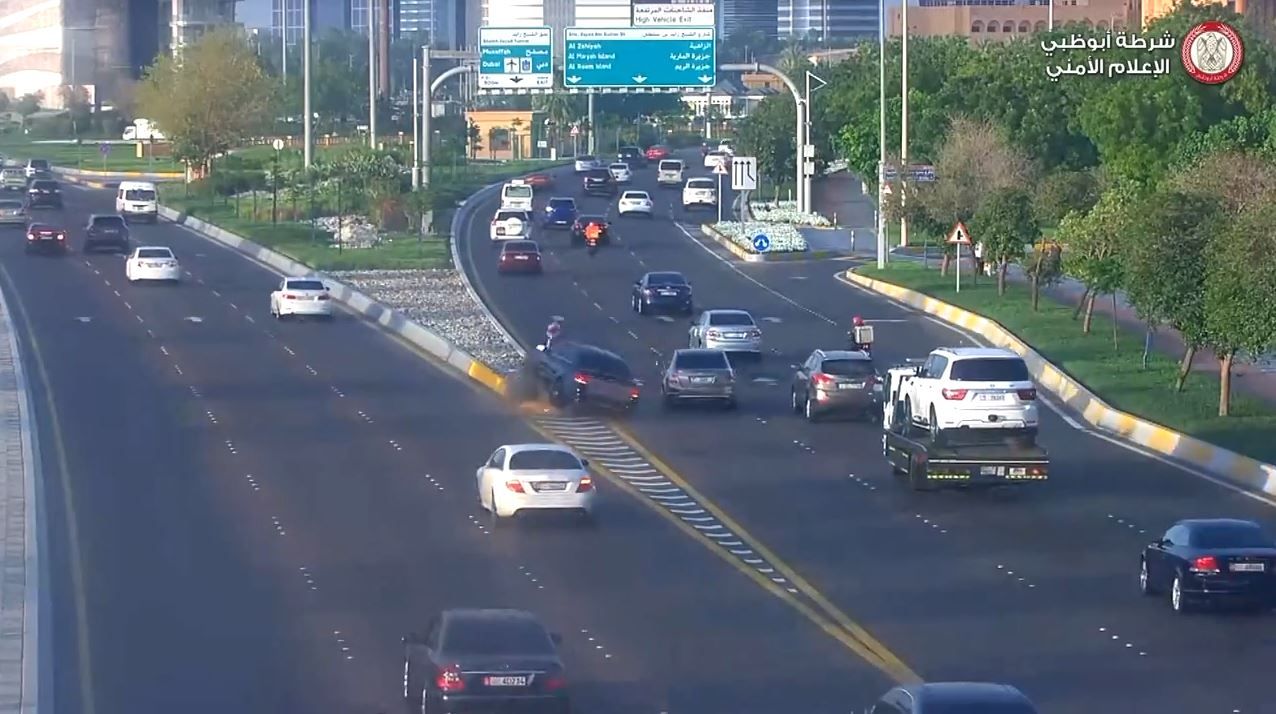 شرطة أبوظبي تبث فيديو لحادث مروع وقع بسبب الانحراف المفاجئ
