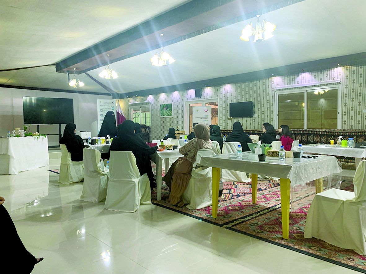 أصدقاء البيئة يُعرّف الطالبات بأسس الزراعة الحديثة