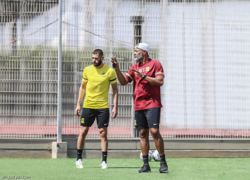 العمري ينطلق باجتماع سانتو