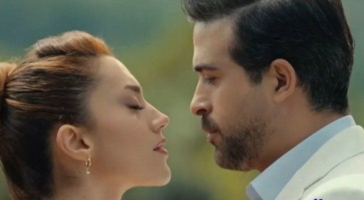 قبلة محمود نصر مع ممثلة لبنانية تثير ضجة على الانترنت