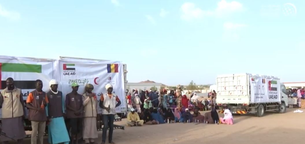 الفريق الإنساني الإماراتي يوزع الطرود الغذائية على اللاجئين السودانيين بتشاد