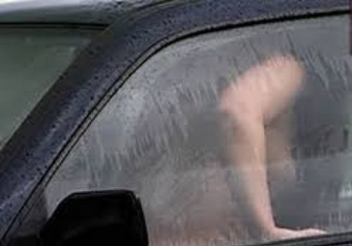 بدون خجل .. مشهورة سعودية تمارس مع زوجها في وضع "مخل" وفاضح داخل السيارة