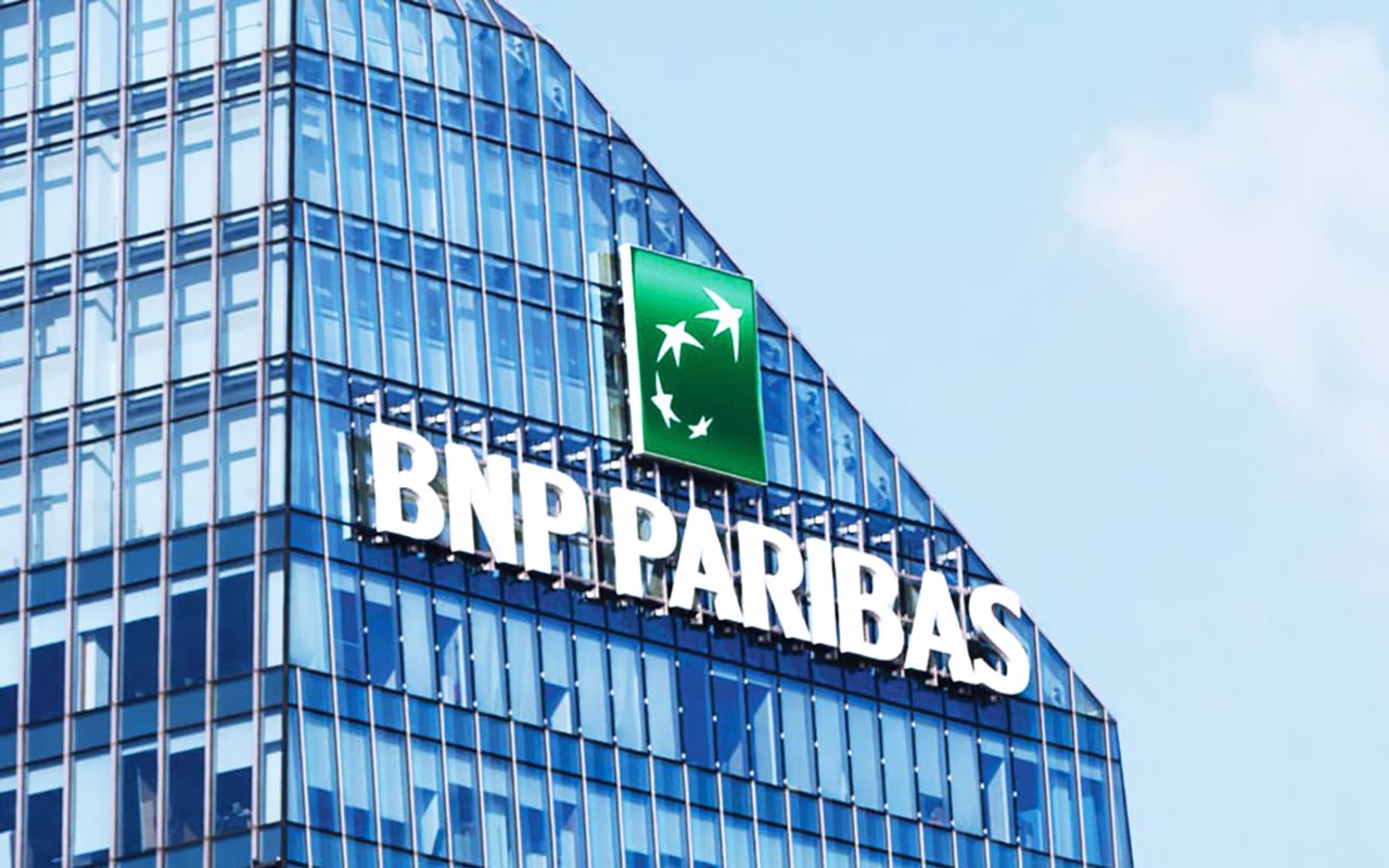أرباح بنك «بي إن بي» تتراجع 5% لكنها تتجاوز التوقعات