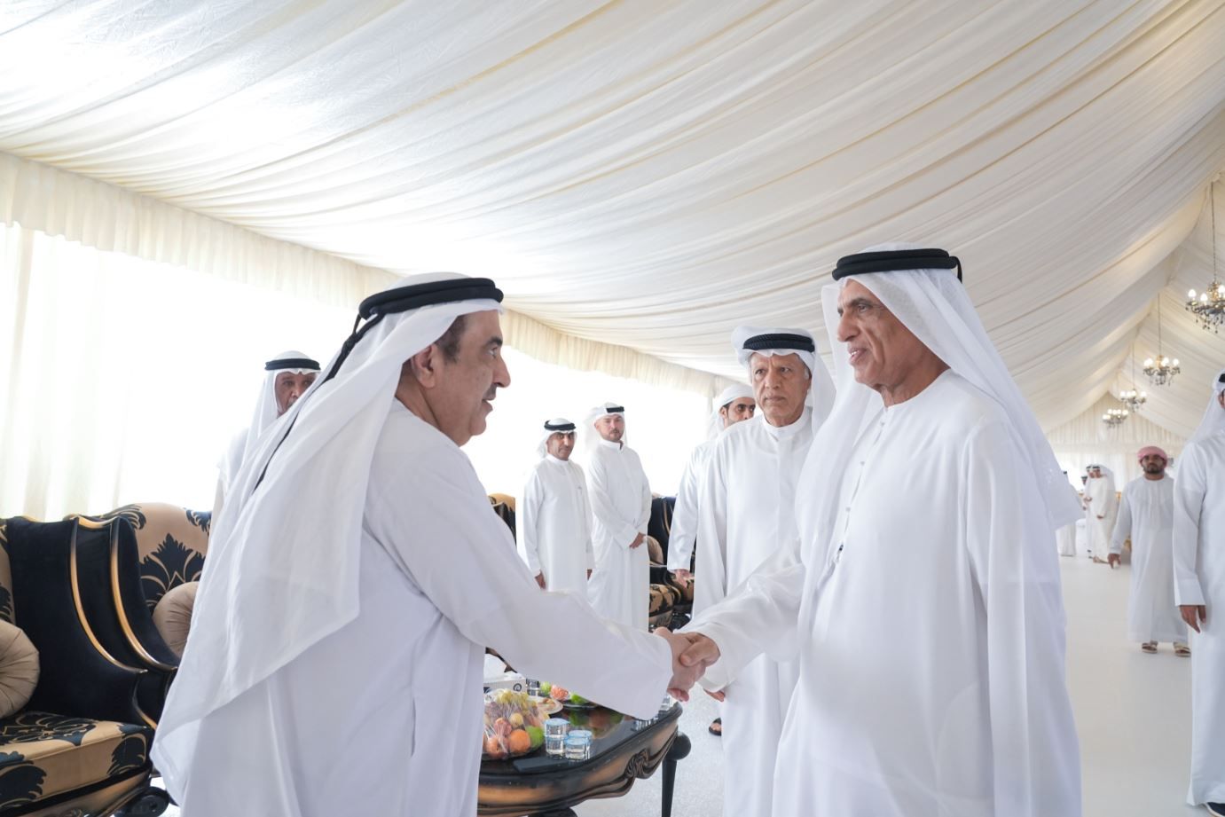 سعود بن صقر يقدم واجب العزاء في وفاة سيف حمر عين