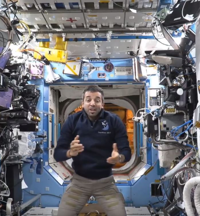 هل يمكن لرواد الفضاء أن يصابوا بالمرض على متن المحطة الدولية؟ سلطان النيادي يجيب