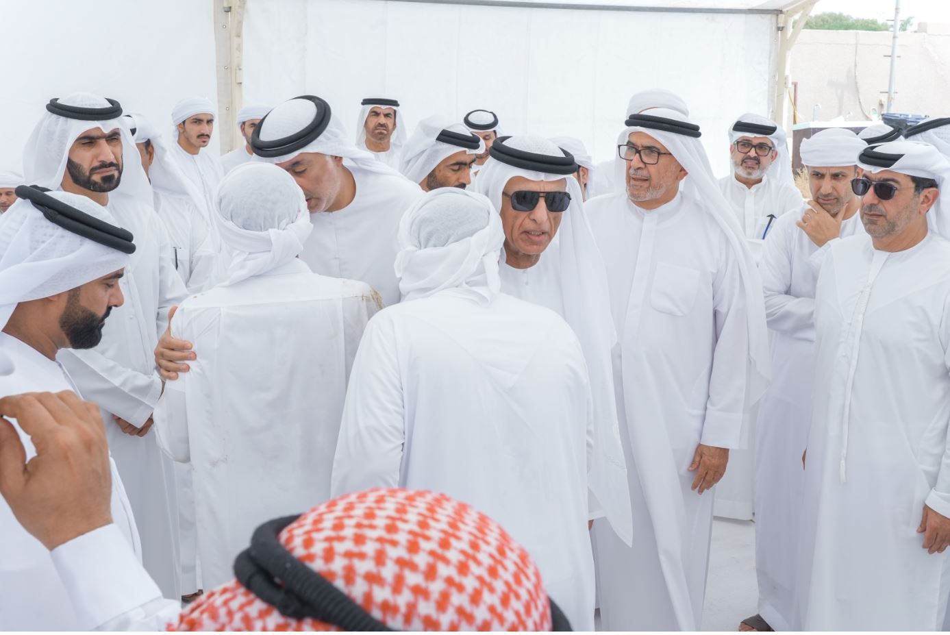 سعود بن صقر يؤدي صلاة الجنازة على جثمان سيف حمر عين