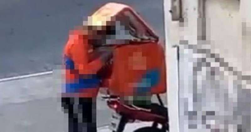 «الداخلية»: مقطع عامل التوصيل العابث بالوجبة.. ليس بالكويت