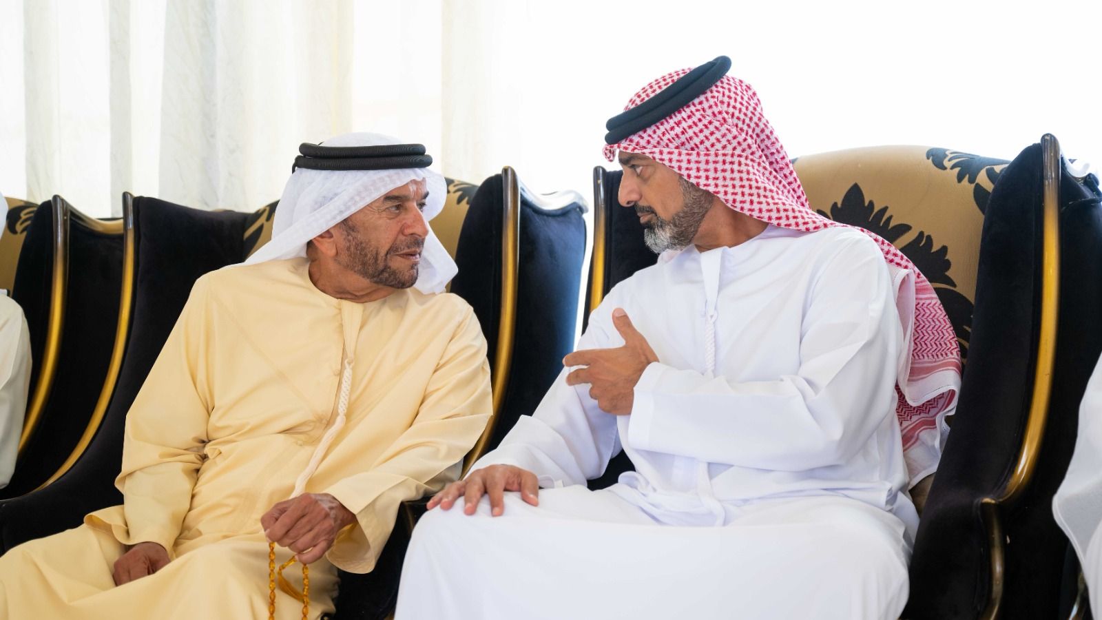 ولي عهد عجمان يقدم واجب العزاء في وفاة سيف حمر عين