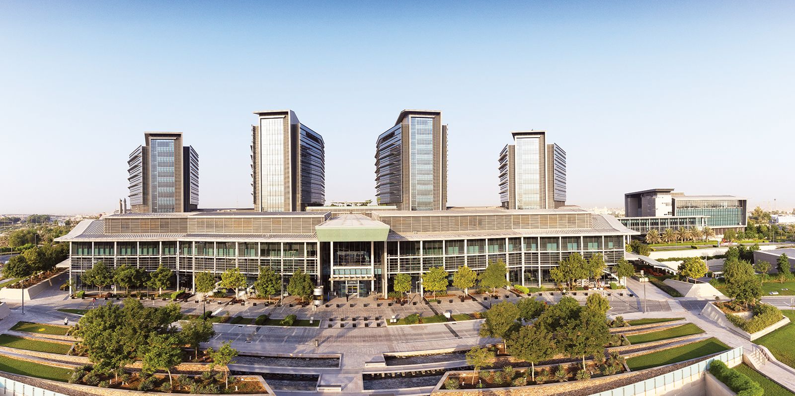 فريق متخصص بـ«شخبوط الطبية» ينقذ توأمين وُلدا مبكراً