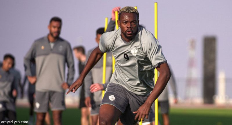 الطائي يوافق على انتقال مبينزا إلى معيذر