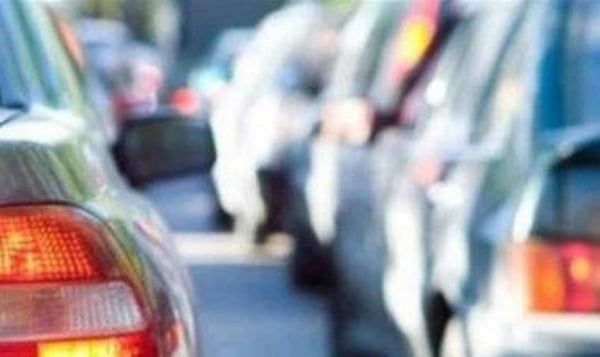 شاب يعتدي بالضرب على ثمانيني بالنعال بسبب خلاف مروري