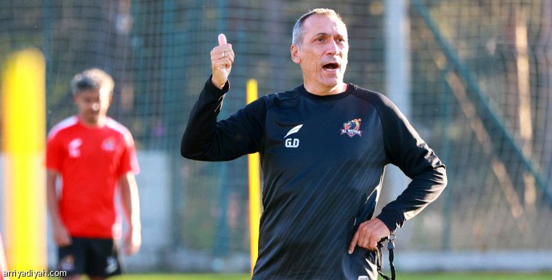 دونيس يطبّق تكتيك الوحدة