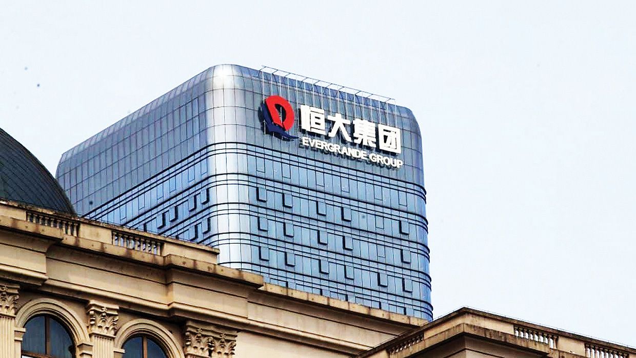 أسهم ايفرغراند الصينية تهوي 50% بعد تعليقه 16 شهراً