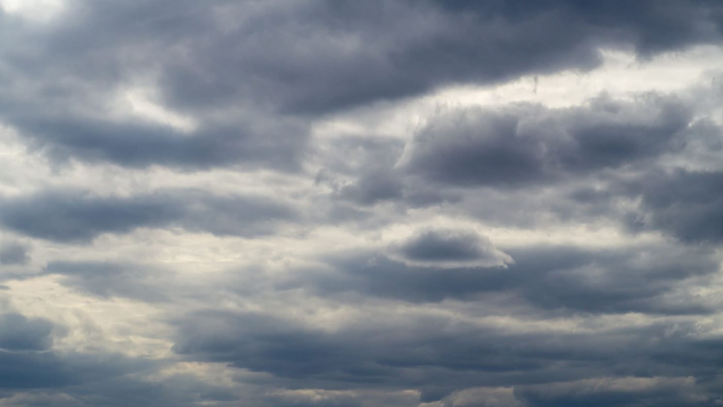 طقس الإمارات غداً.. غائم جزئياً مع فرصة تكون سحب ركامية