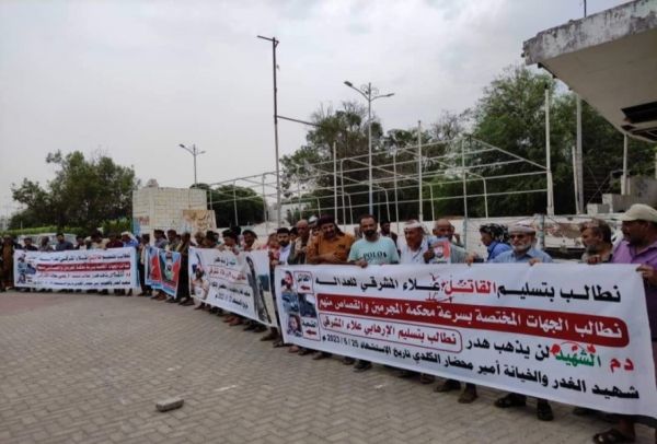 عدن.. مواطنون يطالبون بتسليم قيادي في الانتقالي متهم بقتل مواطن للعدالة