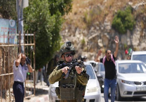 الاحتلال الإسرائيلي يعتقل سبعة فلسطينيين من مناطق مُتفرقة بالضفة الغربية المُحتلة