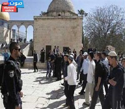 عشرات المستوطنين الإسرائيليين يقتحمون باحات “الأقصى” بحماية من شرطة الاحتلال