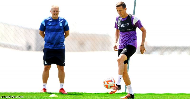 تاتاروشانو.. يصل ويوقع العقد