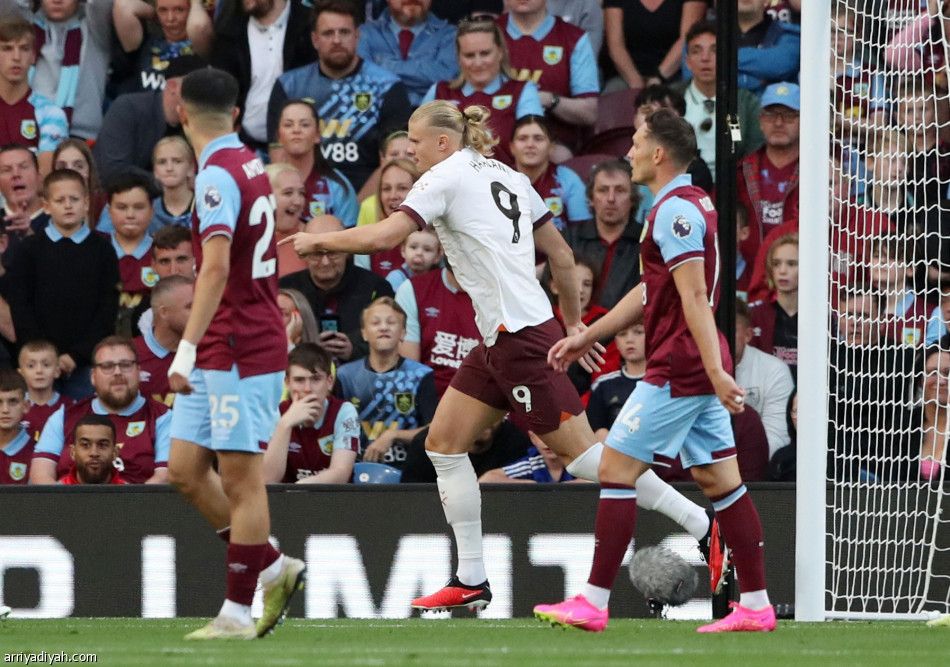 سيتي يستهل حملة اللقب بثلاثية بيرنلي