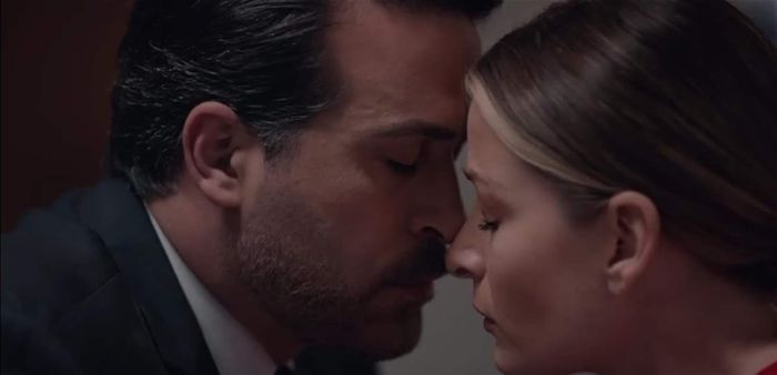 قبلة جريئة بين محمود نصر و باميلا الكيك تثير الجدل مجددا