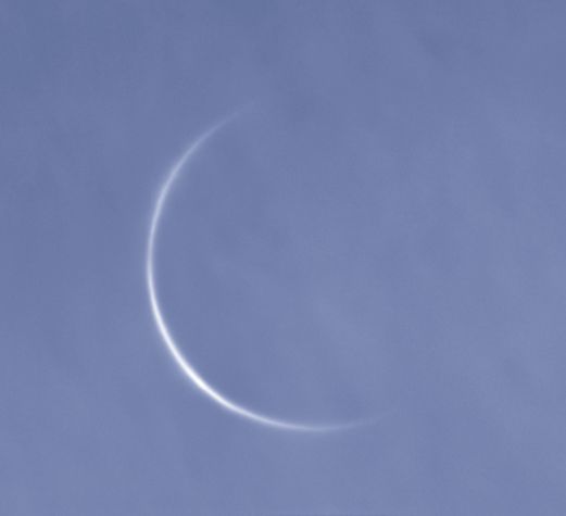 صورة هلال كوكب الزهرة من سماء الإمارات يوم الاقتران