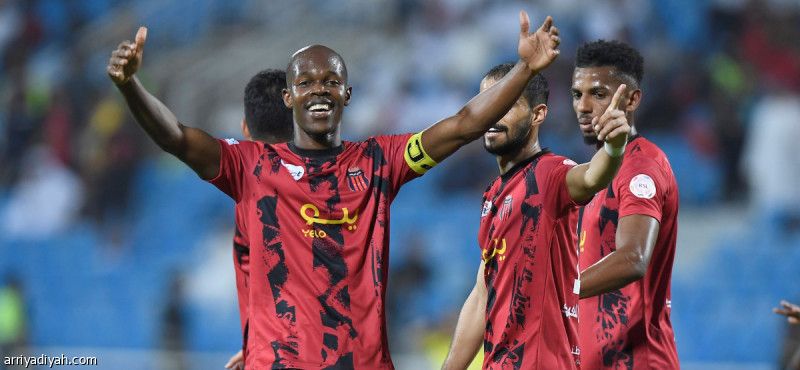 الرياض يحقق فوزه الأول في الدوري