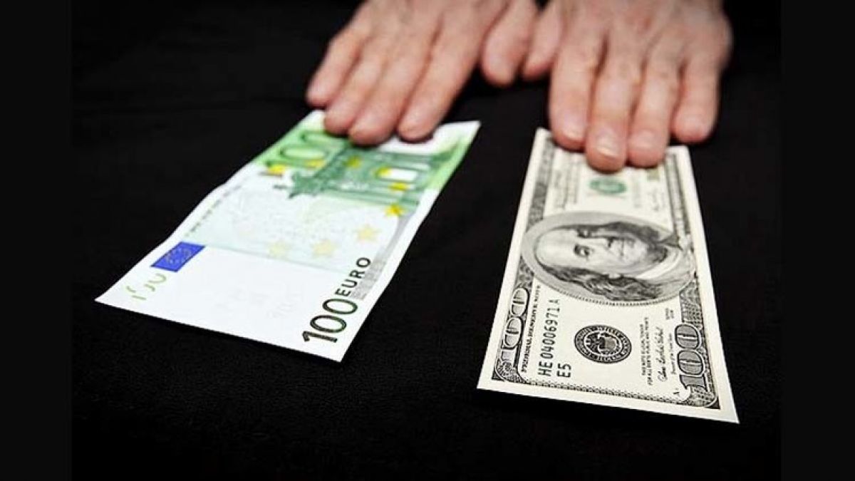 الروبل ينخفض إلى 100 مقابل الدولار