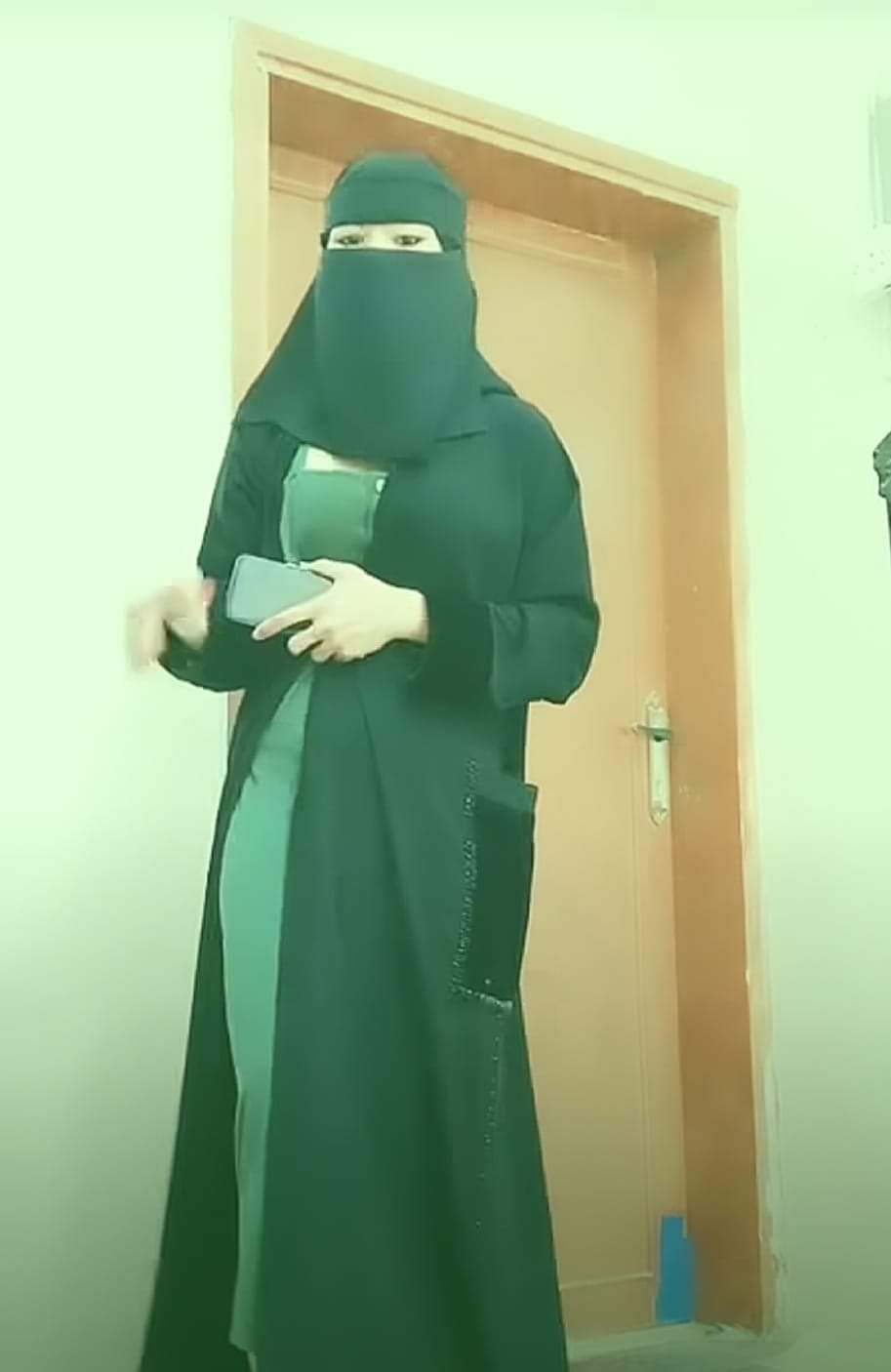 القبض على مبتز أخذ هذا المبلغ الكبير من فتاة مراهقة بعد ان استدرجها واخذ صورها وهي في وضع مخجل!