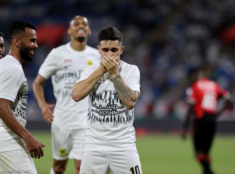 الاتحاد يستهل حملة الدفاع عن لقبه بثلاثية الرائد