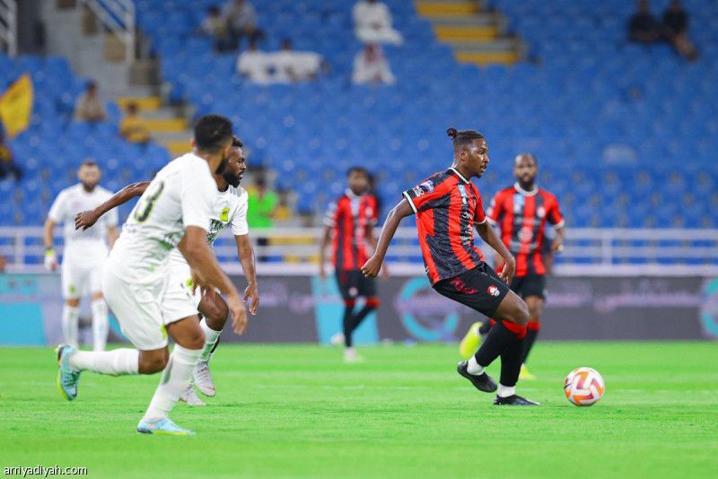 الرائد يفقد 3