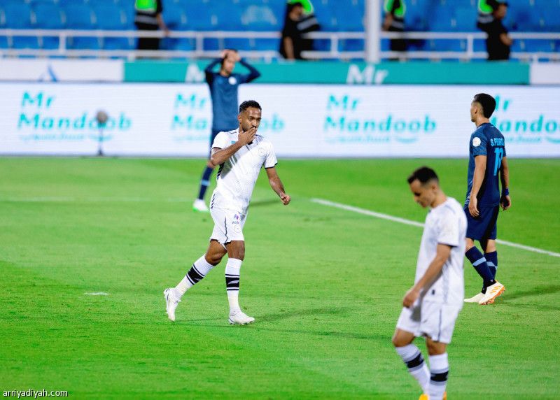 أمام 3 صاعدين.. الشباب يكسب 4 نقاط