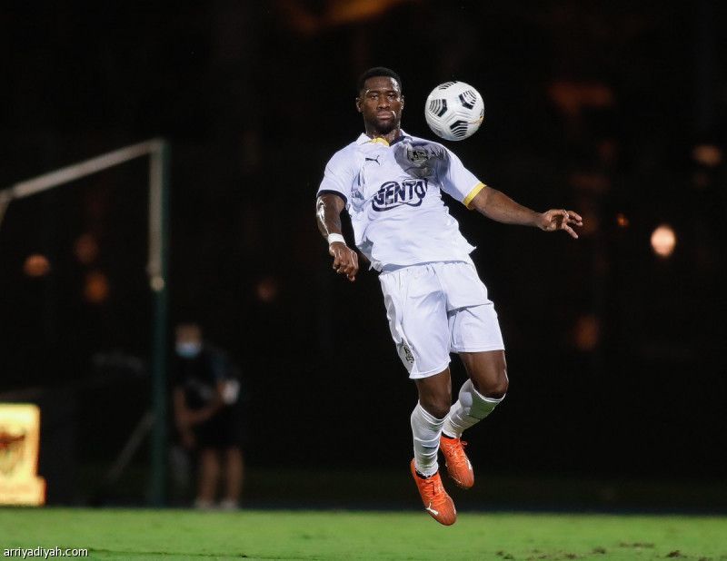 وسيط باستوس يشتكي العين