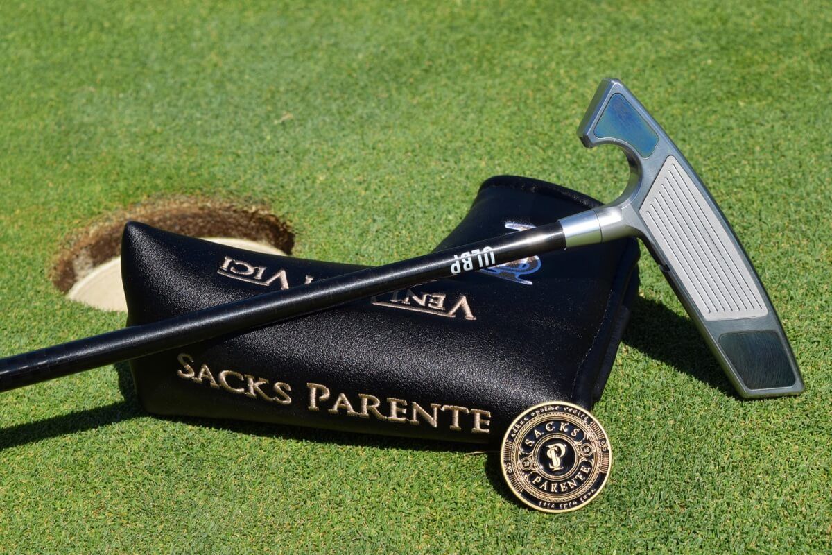 أسهم شركة مضارب غولف تحلق 624% في أول تداول بأمريكا