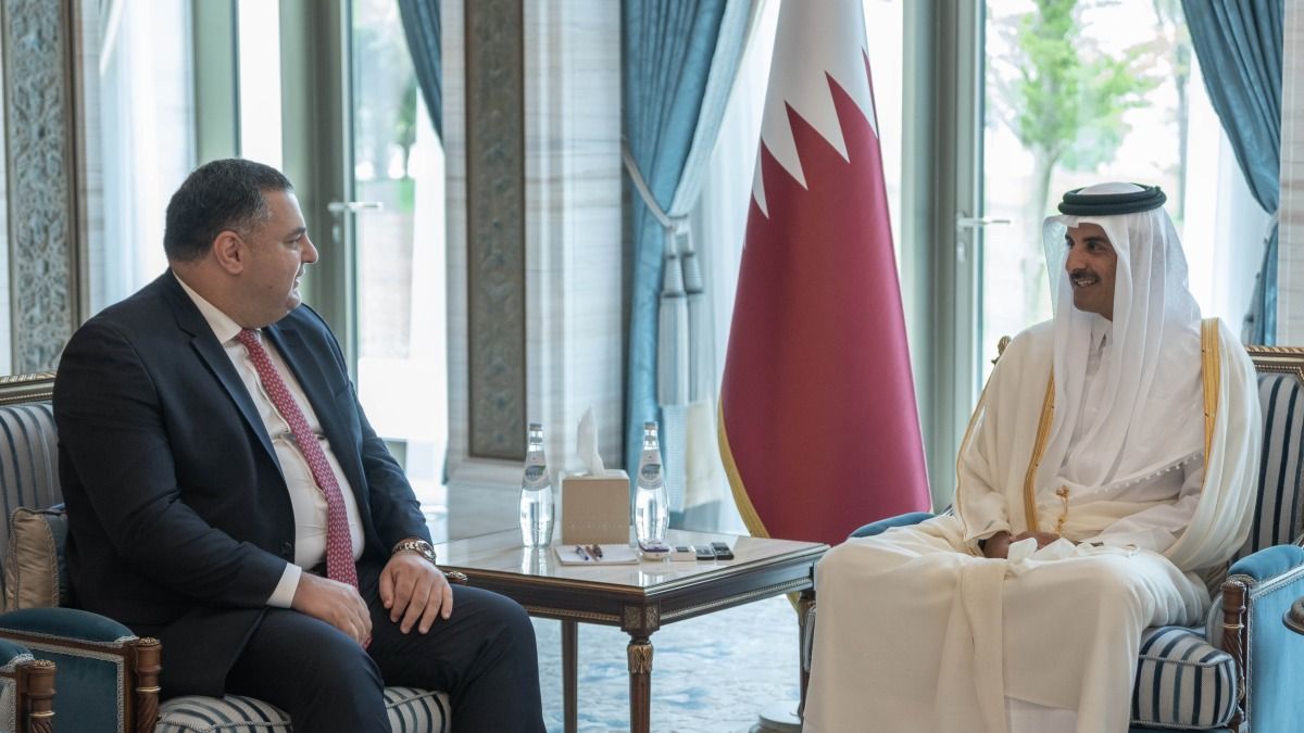 سمو الأمير يمنح سفير جورجيا وسام الوجبة