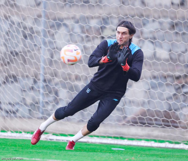 وصلت بطاقته.. أنتون يحمي شباك أبها